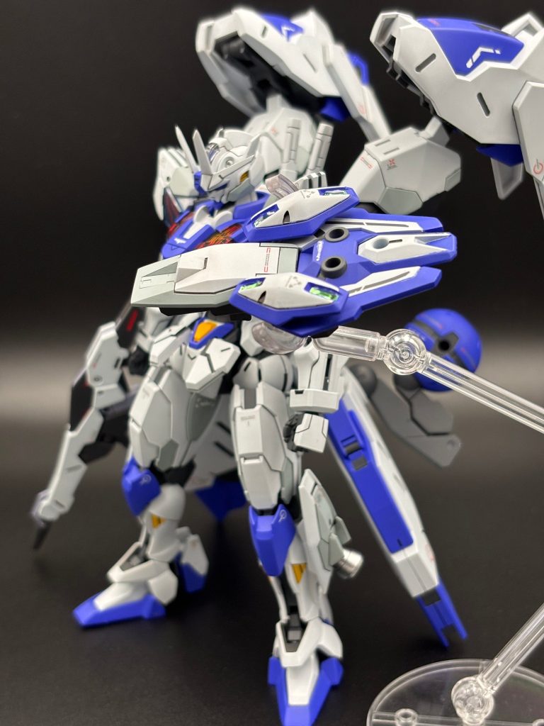 武装はビームライフルと、ミカエリスのショートシールドを取り付けたショートエスカッシャン。ショートエスカッシャンは支援機として、自立も可能。