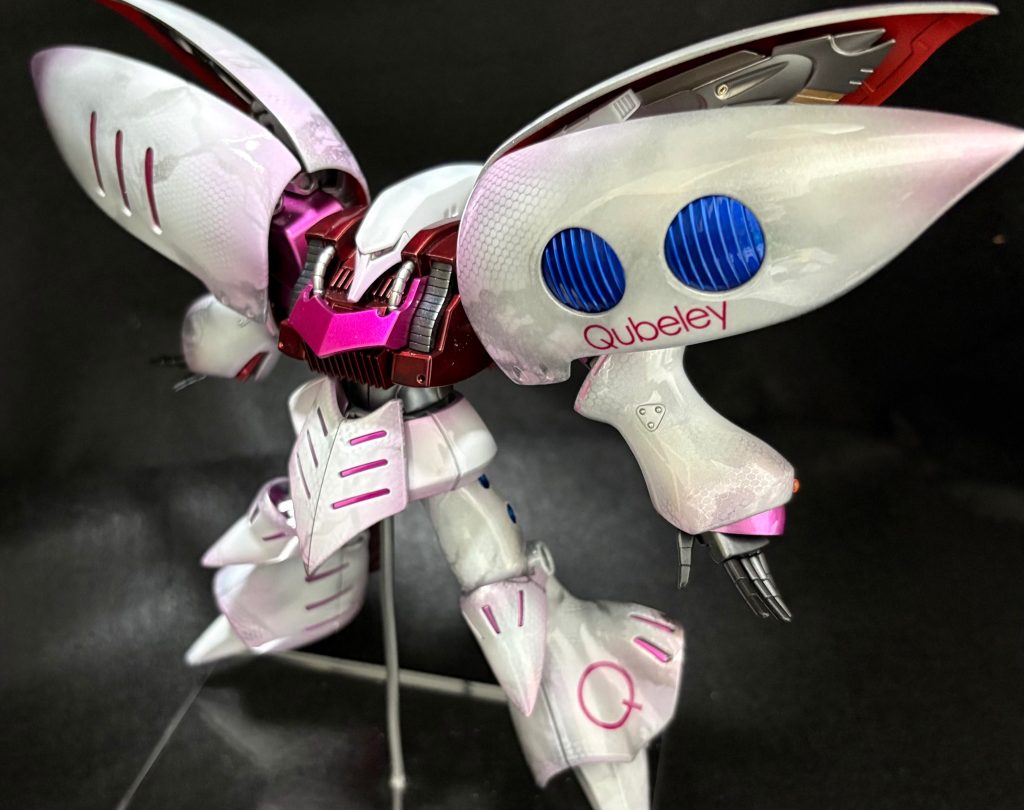 左バインダーやスネのデカールは自作しました。クリアピンクの色合いといい感じに合っていますが、偶然の産物です。