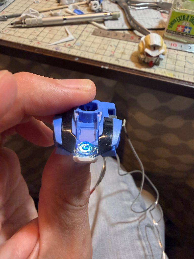 胸の光は100均のインテリアのLEDを仕込みました