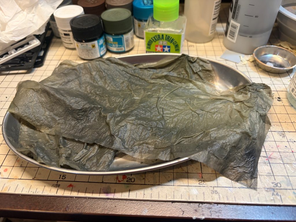 マントはティッシュを水性ホビーカラーに漬け込んで作りました