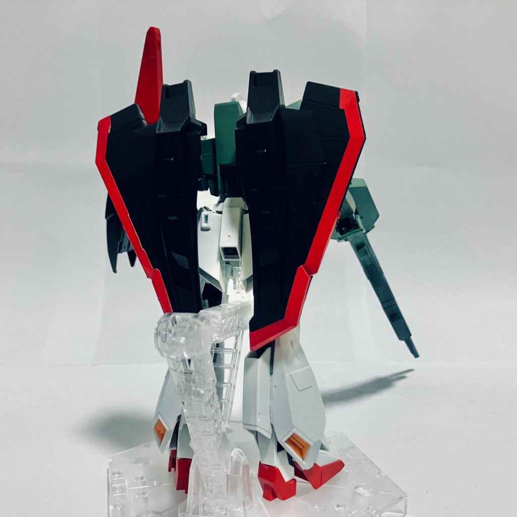 まずは仮組みと部分塗装です。ゼータガンダムのリバイブ版を説明書通りに組み立てます。この際に背中の部品まで組み立ててしまわないように注意しましょう。また、本体色の変更は部品がランナー（部品同士を繋ぐ導線）にある段階で済ませるのがおすすめです。