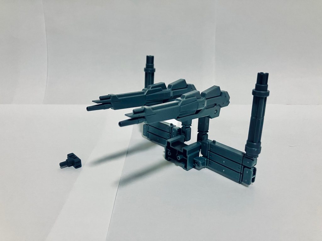 改造に入ります。まずはパワードアームズパワーダー（通称、パワアム）を説明書通りに組み立てます。その繋ぎ目の部品（写真左の部品）はパワアムに付属しているものを使用します。