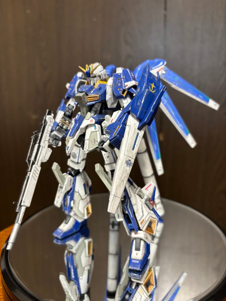 最後に、Mr.ターンテーブルの上にて。ビームライフルはEG νガンダムから。プロペラントタンクで何とか支えています…