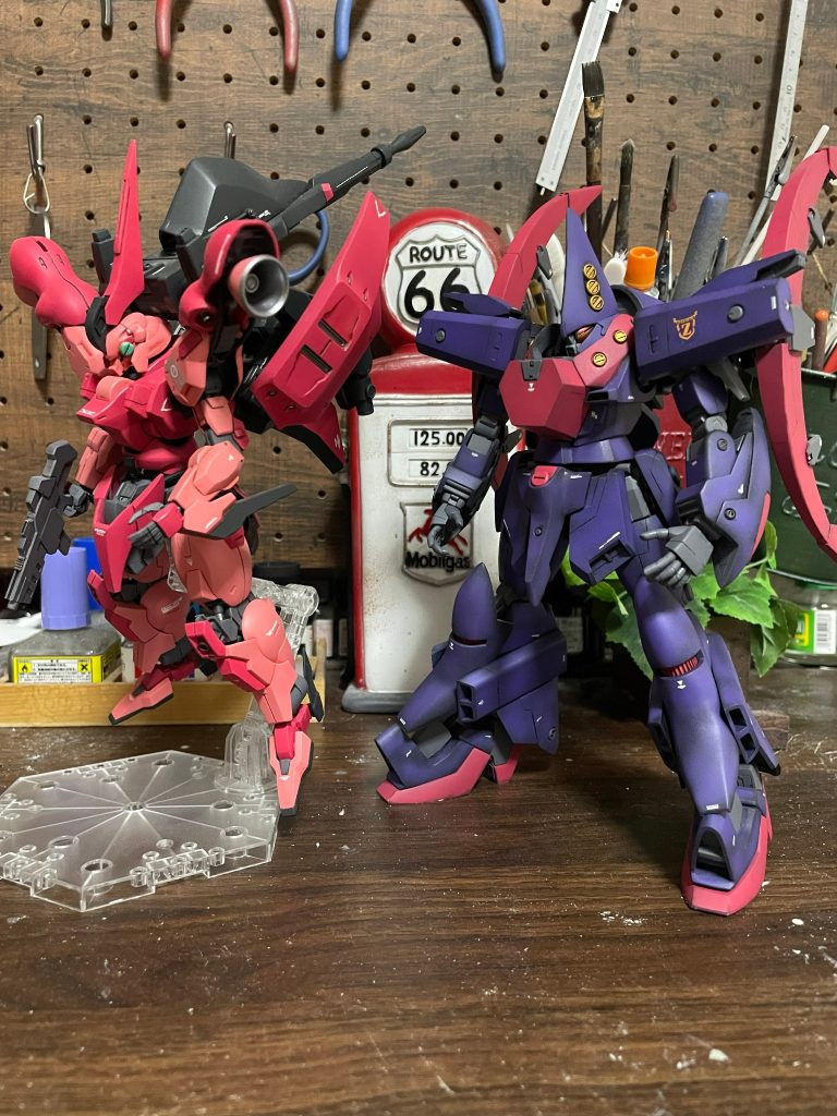 依然作ったゴトラタン(風ダリルバルデ)と並べて。どちらも1/100のスケールで作ったのですが、こんなに体格差あるか！？まぁザンネックって設定上はMSよりMA扱いらしいですから。