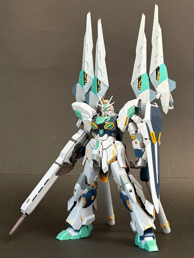 MSN-066-2ff &nbsp; &nbsp;スタイン・ベヘンデ　アナハイムのサイコフレーム試験機「スタイン01」を、袖付きの機体として偽装した第二種仕様。それをベースに改修を施したMS。最大の特徴は背部に追加された板状の推進器「複製シェルフ・ノズル」であり、急造品であるために内部機構が露出しているものの、その性能は「アリュゼウス」のそれに匹敵する。加えて既存のフレキシブル・スラスターも腰部に移設したことで、凄まじい加速性能を誇る。　基本的にはシナンジュ・スタイン（NT版）をベースに、量産型ν風に塗装、さらに頭部にセンサーとV字アンテナを追加してガンダムヘッドに近づけています。色に関しては部分塗装で済ませ、関節やホワイト部分などは整形色のままです。