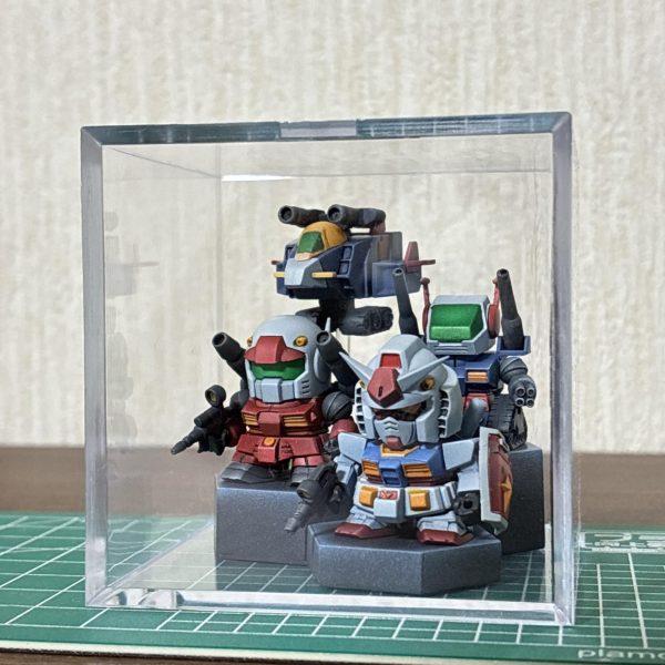 1/35コアファイターの機首がやっと完成しました！😃刺さってる風対空防御が、磁石で貼り付くギミック付きです😁また、余ってるV作戦ビスケット一式を贈答する事になり、可動化はしていませんがグラデ塗装して収まりの良い台座をスクラッチしました。（6枚目）