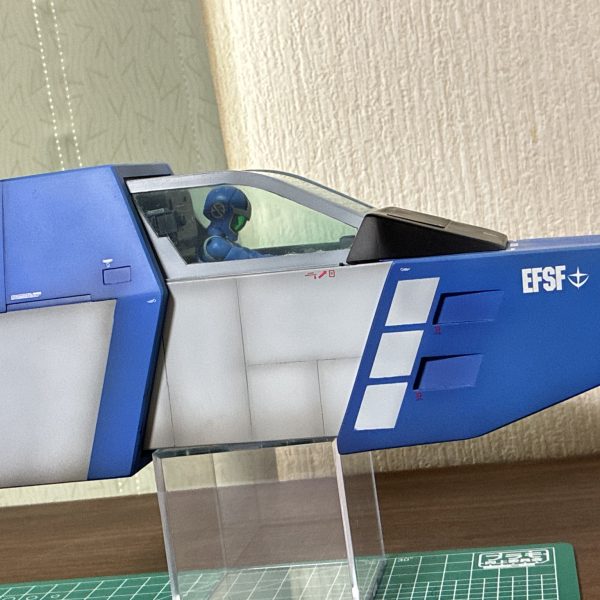 1/35コアファイターの機首がやっと完成しました！😃刺さってる風対空防御が、磁石で貼り付くギミック付きです😁また、余ってるV作戦ビスケット一式を贈答する事になり、可動化はしていませんがグラデ塗装して収まりの良い台座をスクラッチしました。（2枚目）