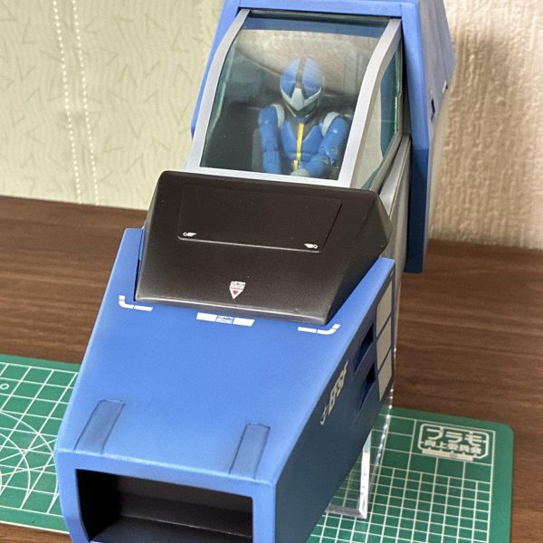 1/35コアファイターの機首がやっと完成しました！😃刺さってる風対空防御が、磁石で貼り付くギミック付きです😁また、余ってるV作戦ビスケット一式を贈答する事になり、可動化はしていませんがグラデ塗装して収まりの良い台座をスクラッチしました。（3枚目）