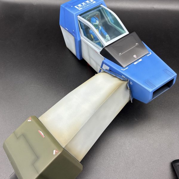 1/35コアファイターの機首がやっと完成しました！😃刺さってる風対空防御が、磁石で貼り付くギミック付きです😁また、余ってるV作戦ビスケット一式を贈答する事になり、可動化はしていませんがグラデ塗装して収まりの良い台座をスクラッチしました。（5枚目）