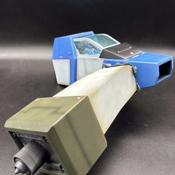 1/35コアファイターの機首がやっと完成しました！😃刺さってる風対空防御が、磁石で貼り付くギミック付きです😁また、余ってるV作戦ビスケット一式を贈答する事になり、可動化はしていませんがグラデ塗装して収まりの良い台座をスクラッチしました。（4枚目）