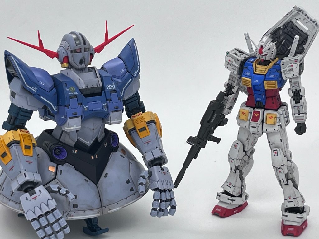 同時期に作成したジオングと並べます。この体格差よ。
