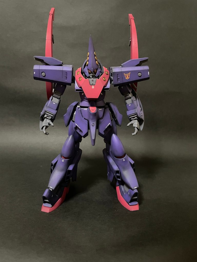 【胸の六角形】コクピット兼ミサイルポットとかいうデンジャラス仕様。【粒子加速器】こいつのせいで肩の可動がめっちゃ制限される。【目】作中の作画によっては閉眼時でも黄色く塗られてる時がある。【ザンスカールマーク】遠目に見るとちょっとキングオブハートっぽく見える。