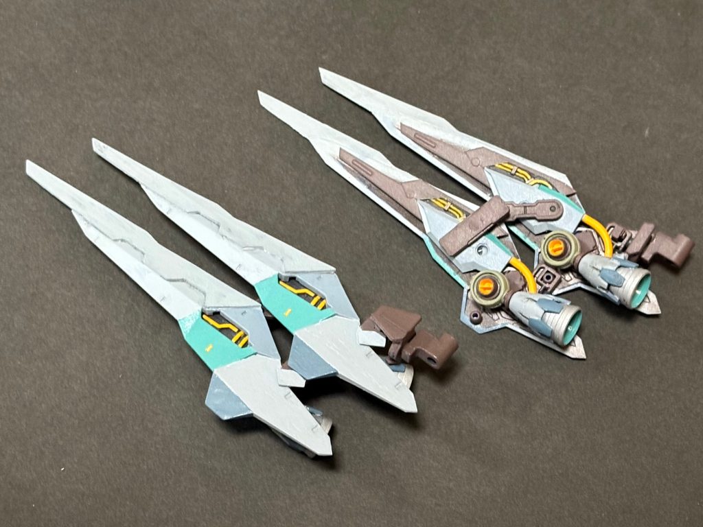 複製シェルフ・ノズル／フレキシブル・スラスター　アリュゼウスに採用されていたものをコピーしたもの。　まあまあ頑張ったポイント。テルティウムアームズのブースターの装甲裏に、バインダーガンとオプションパーツのバーニアを合体させました。さらにガンダムフレームの足首を使って本家通りの回転ギミックも取り入れています。ちなみに穴から見える内部構造はRGストライクの太もものフレームです。　そして元々のバックパックも勿体無いので腰部にアームで接続してます。いや〜後ろから見ると色統一したバーニアが一斉にこちらに顔を向けてくれるのがたまらん。
