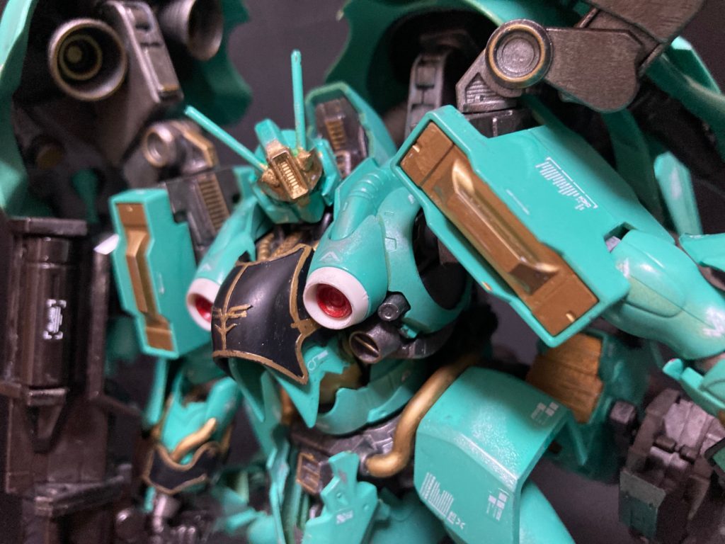 クインマンサ特有のガンダムヘッド。この部分はHGヘイズル、GM、などのパーツを組み合わせて制作です。逆に言えば、他はほぼクシャトリア。頭部のイメージがどれだけ重要かがわかると思います