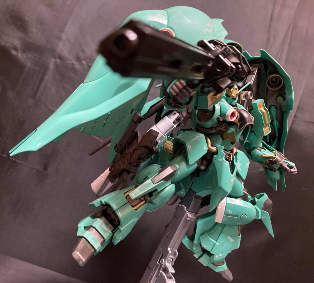 手持ち武装である大型ハイメガキャノンを装備。