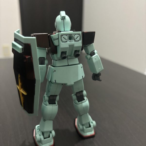 2年前にグフを制作して以来ガンプラから少し離れていましたが、今回改めてガンプラ作りをやろうという事で、リハビリも兼ねてジムを作る事にしました。だいぶ前にジャンクで買って何故かマジック塗り塗りされているこの機体に手を入れていこうと思います！ただ、ガンプラあるあるなのかもですが、作りたい方向性が決まらないと途端に手が進まなくなってしまうんですよね...。そして、以前はどこでも買えたジムももはや貴重品です。とりあえずコンセプトというか方向性を決めるところからスタートですね！（2枚目）