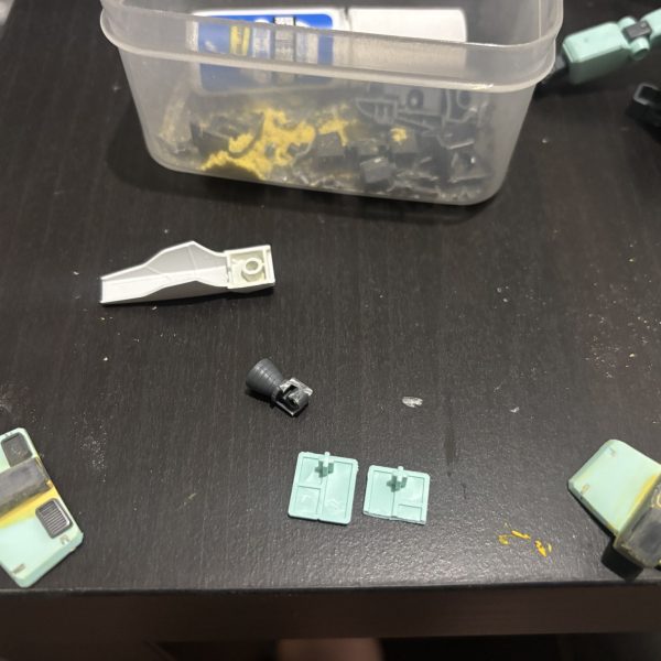 制作記録3ニューガンダムのジャンクパーツを腰サイドに貼ってみました。後々中にバーニアでも仕込もうかなと。ステイメンのような腰サイドが長いのが好きですが、少し長すぎるのでこの辺りは調整ですね。ジャンクパーツ切った貼ったするのが楽しいです。（2枚目）