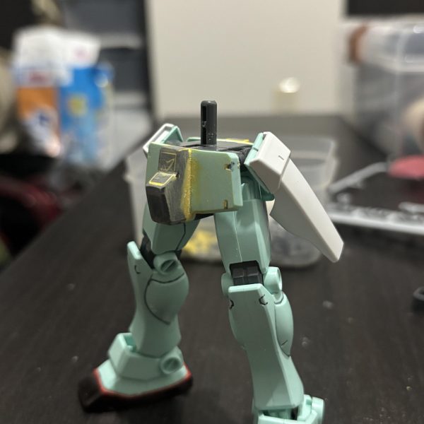 制作記録3ニューガンダムのジャンクパーツを腰サイドに貼ってみました。後々中にバーニアでも仕込もうかなと。ステイメンのような腰サイドが長いのが好きですが、少し長すぎるのでこの辺りは調整ですね。ジャンクパーツ切った貼ったするのが楽しいです。（3枚目）