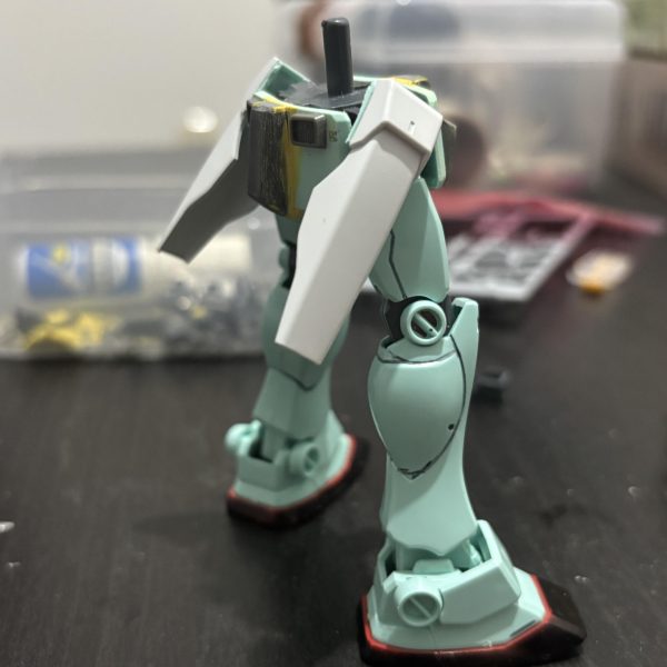 制作記録3ニューガンダムのジャンクパーツを腰サイドに貼ってみました。後々中にバーニアでも仕込もうかなと。ステイメンのような腰サイドが長いのが好きですが、少し長すぎるのでこの辺りは調整ですね。ジャンクパーツ切った貼ったするのが楽しいです。（4枚目）