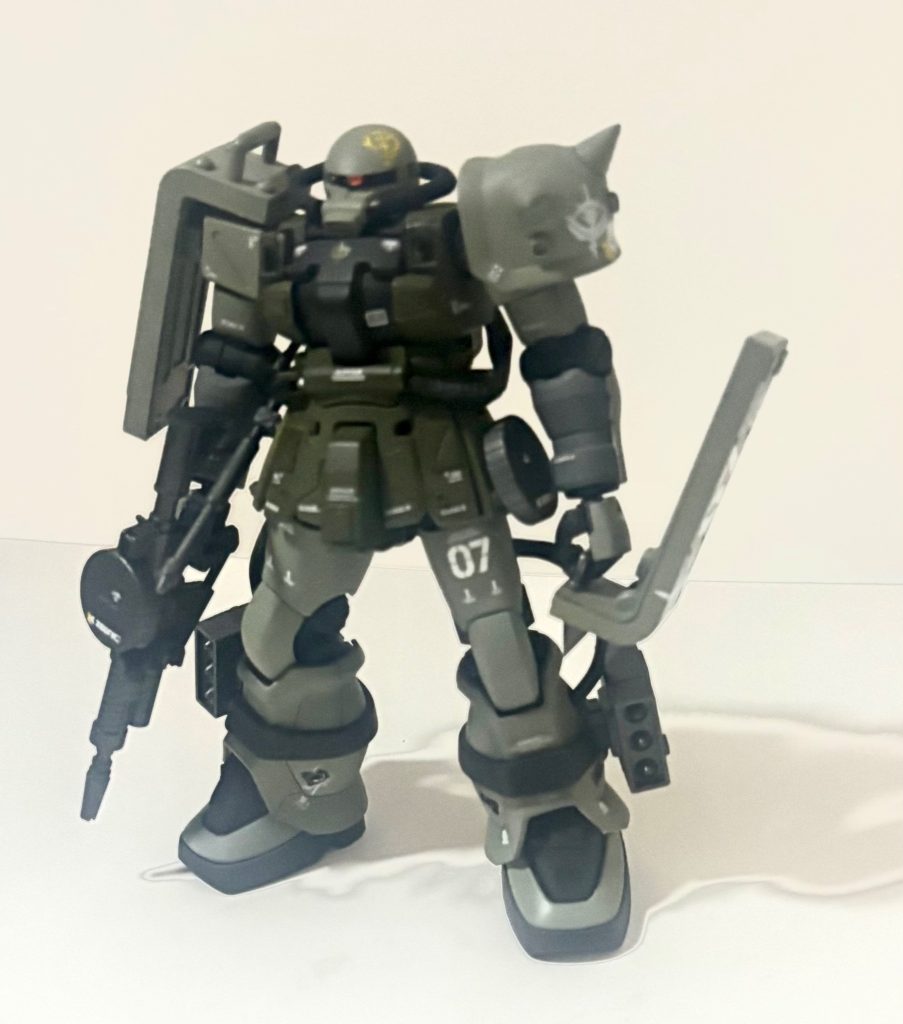 スパイクシールド自作しましたが、普通に持たせるとグリップが小さすぎてこんなふう垂れ下がってしまうのでショルダーアーマーに引っ掛けて誤魔化してます。次回から気をつけようかな