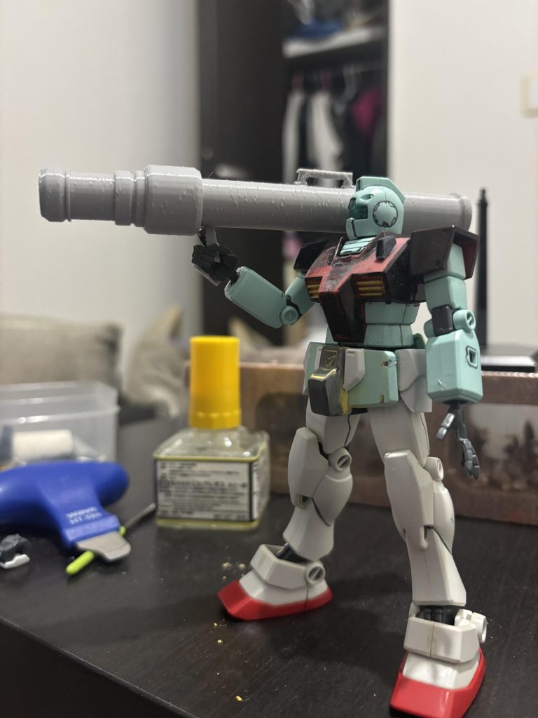 作品名：<p>3Dプリンターでバズーカを作ってもらいました。 なかなかフィットしてていいです！表面処理を念入りにしないとですね。</p>
