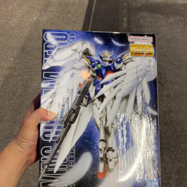どうもがんもです、最近ヤマダ電機に行ってガンプラを見ていたら見つけたので即買いして作ることにしました。この前イオンで見つけたMGシェンロンも買っとけばよかったな､､､と思いながら作ってます笑始めてのMGなのでサイズ見て驚いてます。&nbsp;早く完成させてみなさんに見ていただけるよう頑張りますので楽しみにしておいてください。（2枚目）