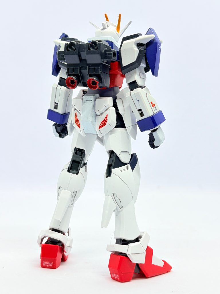 イクタスガンダム前後。イクタス(一撃、強拍)の名もストライクのラテン語読み。頭…ライジングフリーダム腕…デュエル(ブリッツ)ガンダム胴…レジェンドガンダム足…フリーダムガンダムをベースに、フリーダムフロントアーマーや、エクシードギャラクシーサイドアーマー、トライエイジガンダムのリアアーマーを使ったり、太ももから股関節までの足のフレームパーツにはライジングフリーダムを使用して保持力アップをしてる。あと足首はパフェストフリのものに変更。バックパックはジーラインから。
