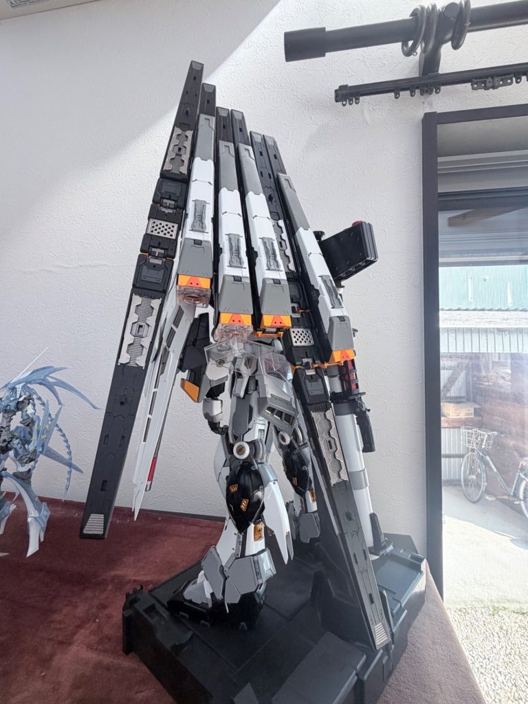 フィンファンネルは大きくて重いのですが、やっぱりフィンファンネルがないとνガンダムじゃないですね。