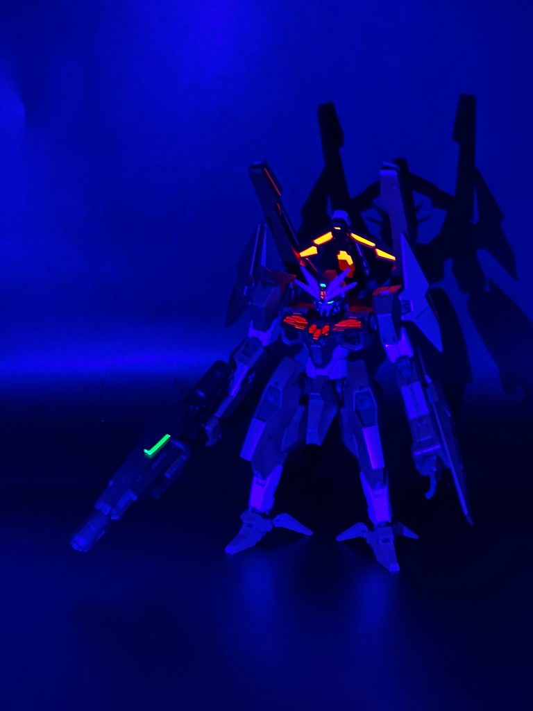 光る。