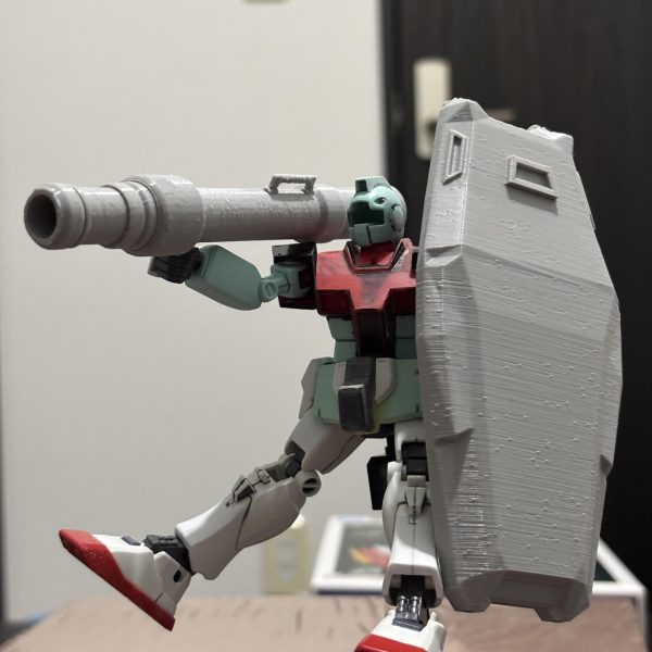 制作記録6オリジナルバズーカに加え、3dプリンターで大型シールドも作ってもらいました。リハビリということあとは表面処理と塗装ですね。カラーリングどうしよう...（2枚目）