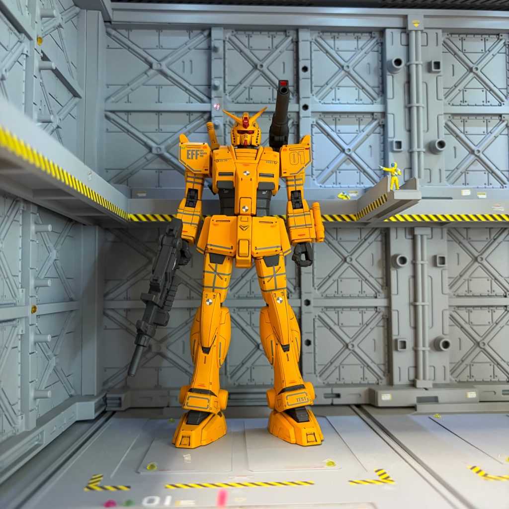 フロント使用カラー本体色　橙黄色(ガイアノーツ)関節部・武器・バックパック　ニュートラルグレーⅤ(ガイアノーツ)胸部ダクト　ニュートラルグレーⅣ(ガイアノーツ)頭部パーツ　ハーマンレッド(Mr.カラーGX)プレミアムトップコート(つや消し)(Mr.カラー)&nbsp;