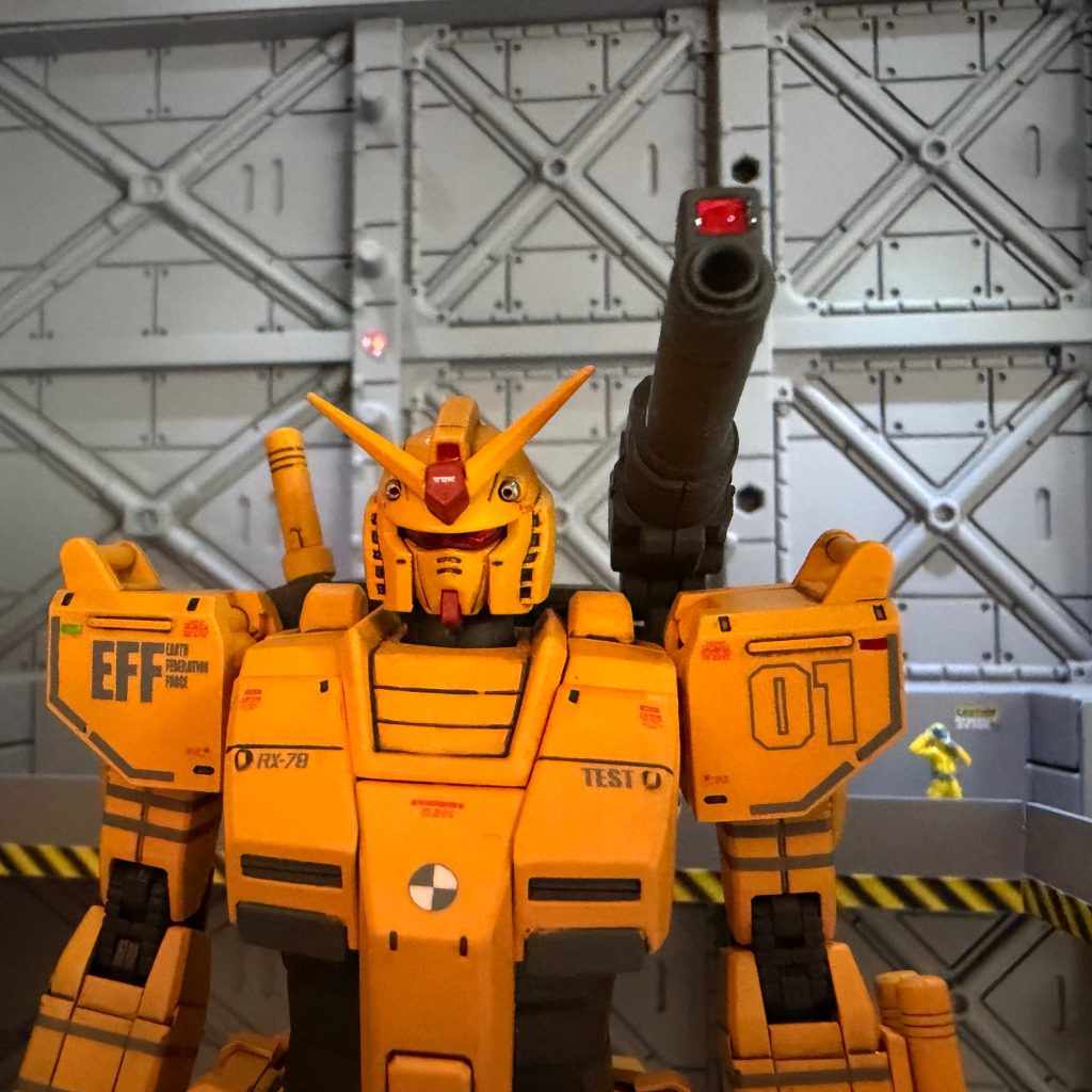 バストアップ両肩前後ショルダーアーマーをタガネで彫り込み🟥🟩のエナメル塗料・UVレジンを使用して航空灯を再現しました。頭部・ショルダーキャノン・マシンガンのセンサー部に🟥ラピーテープを貼りUVレジンでコーティングしました。この機体の特徴的な赤いシールド奥にうっすら見えるツインアイ良いですね😍