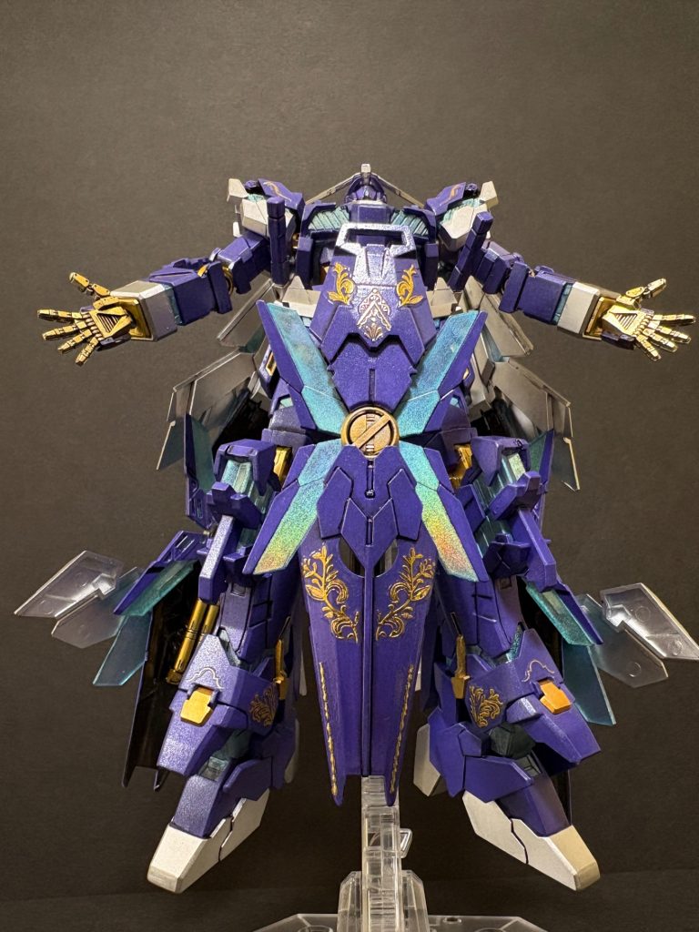 アルコンティサのサイコフレームが虹色に輝き、光の速さで戦場に飛び立つコックピットを映すモニターには激しいノイズが走り、その砂嵐の奥に、かすかに女性のシルエットがチラついているように見えた本当にマリーダが乗っているのか？亡くなった筈の彼女がなぜ？機体が放つ暖かな虹の光の向こう。そこに溢れる懐かしさと優しさだけが、彼女の存在を確かにバナージへと伝えていた。