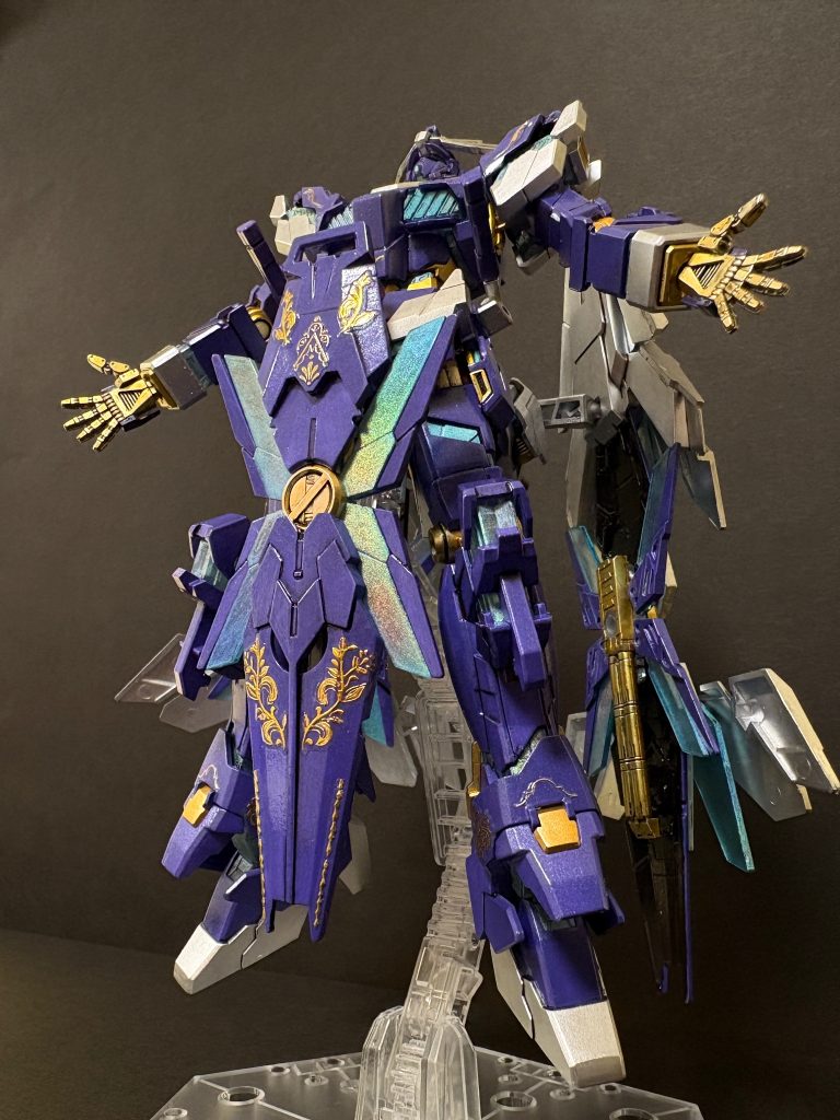 特殊機能・防御性能全方位 Iフィールド・バリア：アームド・アーマーDEと腰部シールドの連携展開により、機体全体を覆う強固なIフィールドを形成。最高峰の防御能力を誇る。&nbsp;シールド・ファンネル：ユニコーンガンダム同様、シールドおよびアームド・アーマーDEは遠隔誘導兵装（ファンネル）として独立運用が可能。