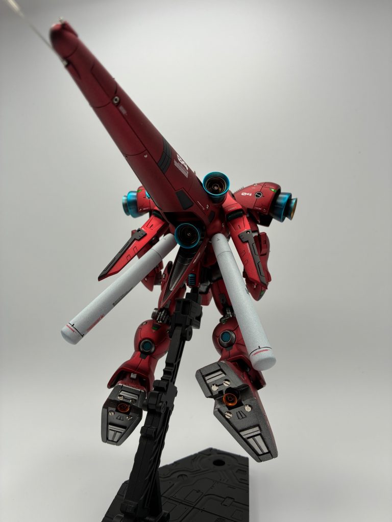 足裏はパテで埋めてプラ板とメタルパーツで簡単にですが、自作しました。写真にはないですが、膝の外装裏も別パーツで裏打ちをしました。