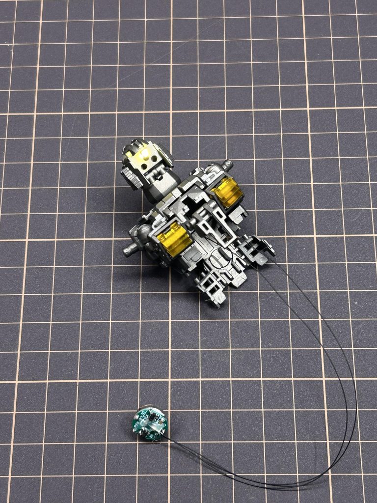 作品名：人生初電飾<p>ガンダムのカメラを光らせようと画策、カメラアイ以外への遮光がなかなか難しいです…</p>
