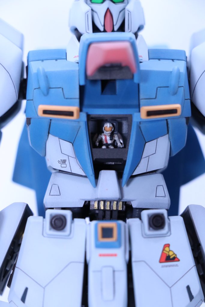 標準だとコックピットハッチを開けてもアムロの足しか見えない状態だったので、いろいろと手を加えてみました。