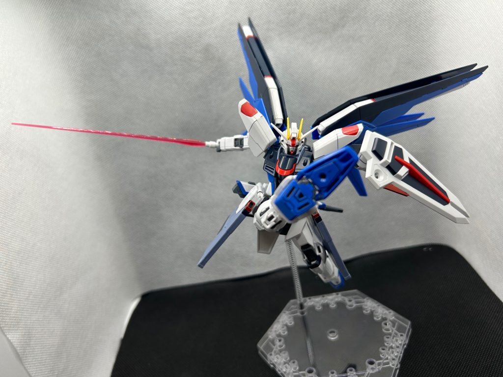 上の脚部装甲パーツ切り落とした為、あのガイアガンダムを蹴った劇中シーン再現出来ます(笑)。(gundam-kao2)
