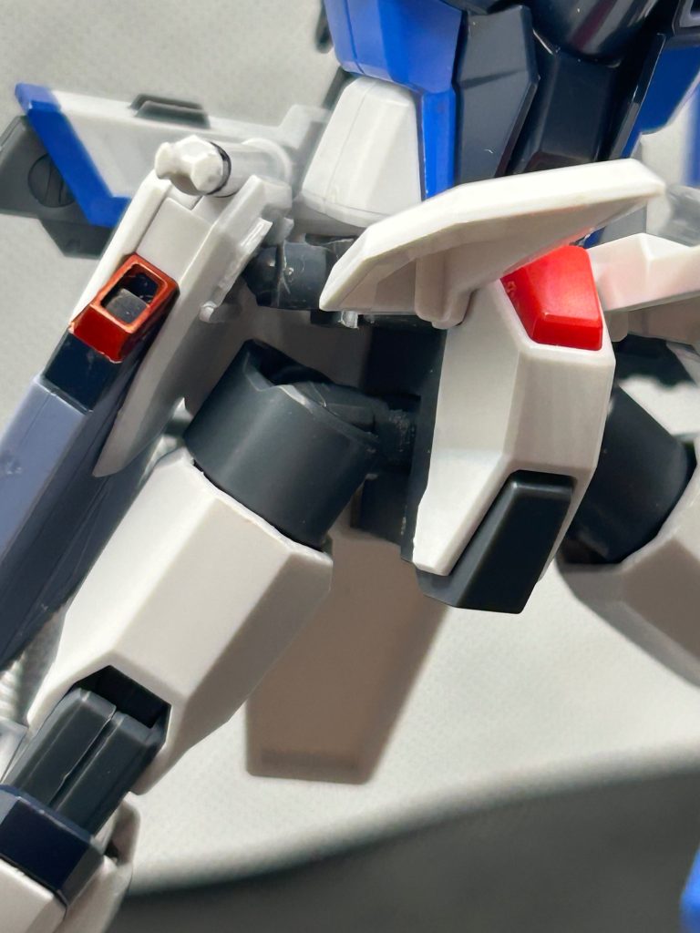 まずは一部の装甲部分切り落として、サイドスカートはHGBCのボールデンアームズオプションセットからのを使い角度方向自由になりました。