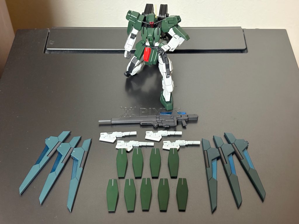 最後に、ウェポンロードディスプレイ風に武装類を並べてみました。とてもじゃないけど通常サイズのMSの装備する物量じゃあないですよね...