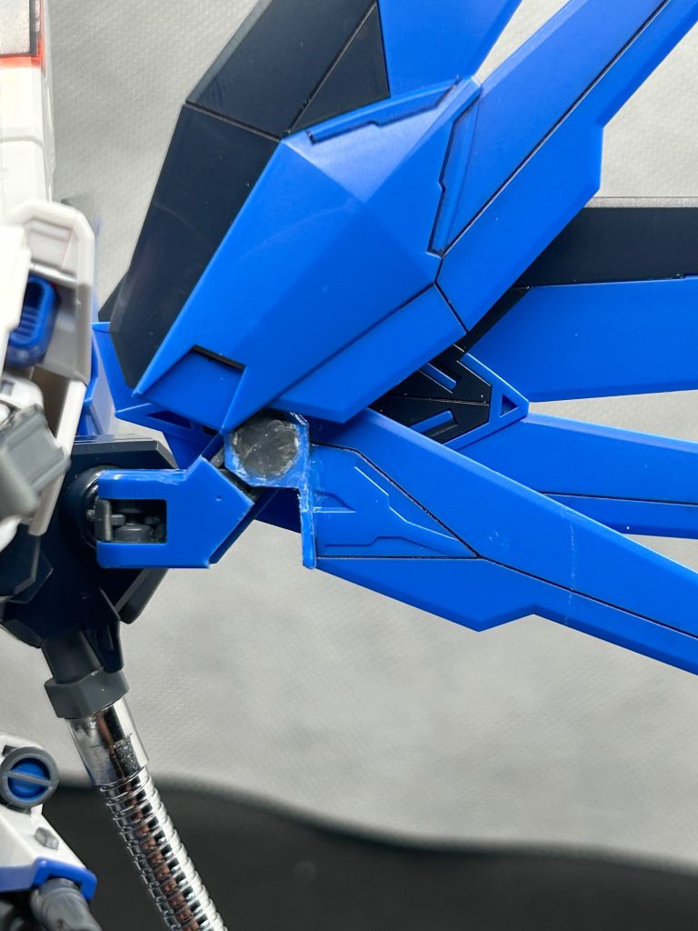 主翼の小型部分はガンバレルストライカーの余ってたパーツ使いました。サイズがぴったりあって採用しました。改修前は固定式だったので不満でした。なので上下可動出来ます！