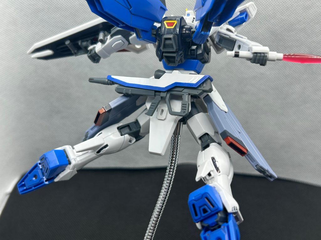 リアスカート部分はライフルマウント部分作りました。これでマウントしながらビームサーベル持ち、レールガン展開することが可能です。