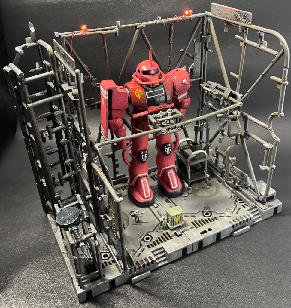 小物はランナーとプラ板で作りました。置き場にはドアンザクの余剰パーツでシャアザクのフレームパーツとして作成。