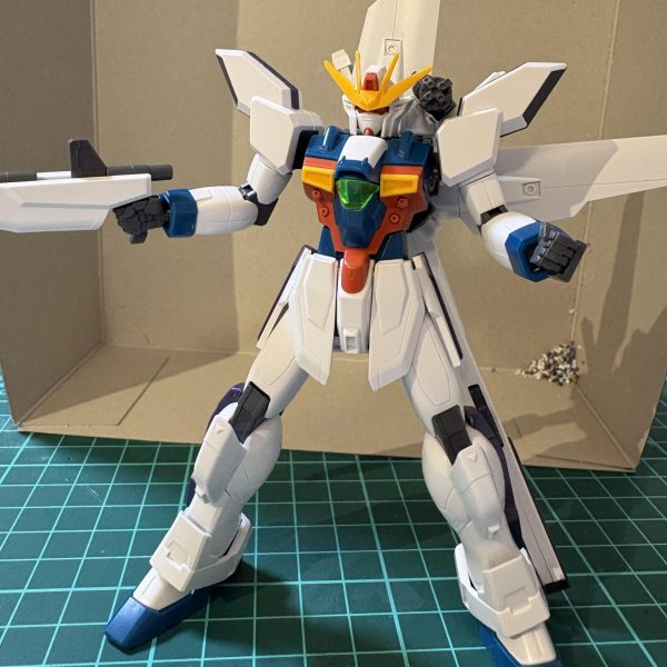 30周年なので大好きなGXを作ります！素組みですが、やっぱカッケー！完成させた時に武装を持たせてポージングさせない可能性があるので色々ポージングさせてみました笑（5枚目）