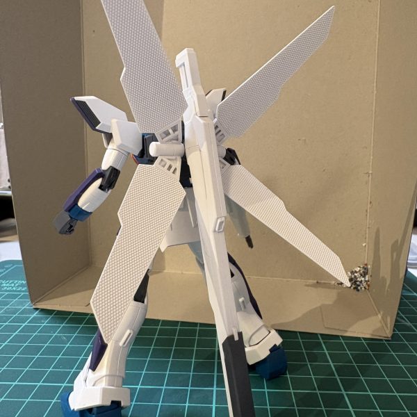 30周年なので大好きなGXを作ります！素組みですが、やっぱカッケー！完成させた時に武装を持たせてポージングさせない可能性があるので色々ポージングさせてみました笑（4枚目）
