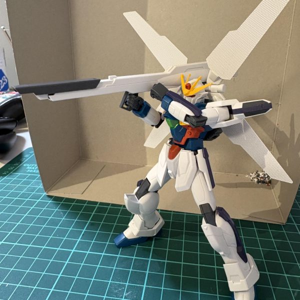 30周年なので大好きなGXを作ります！素組みですが、やっぱカッケー！完成させた時に武装を持たせてポージングさせない可能性があるので色々ポージングさせてみました笑（3枚目）