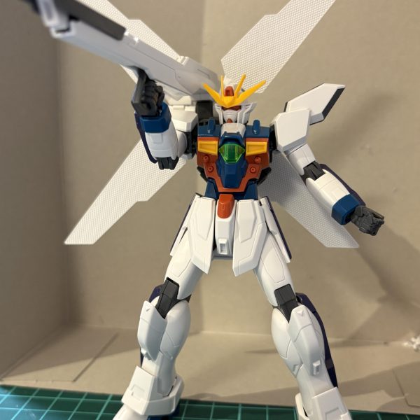 30周年なので大好きなGXを作ります！素組みですが、やっぱカッケー！完成させた時に武装を持たせてポージングさせない可能性があるので色々ポージングさせてみました笑（2枚目）