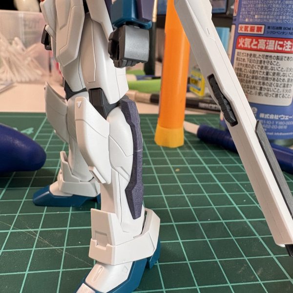 脚の合わせ目とサテライトキャノンの合わせ目を消しましたふくらはぎのモールドも目指すGXには無いので消しています逆に脚の側面と膝裏の上部には筋があるので初の筋彫りをしてみました脚側面パーツを折ってしまったので補修と、面出しをしています（2枚目）