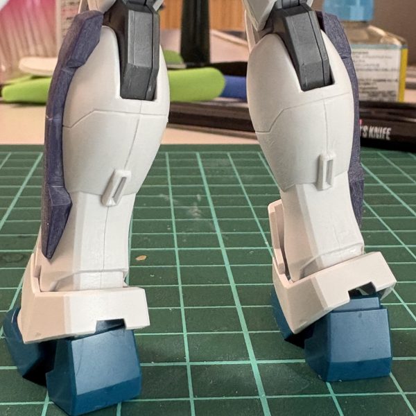 脚の合わせ目とサテライトキャノンの合わせ目を消しましたふくらはぎのモールドも目指すGXには無いので消しています逆に脚の側面と膝裏の上部には筋があるので初の筋彫りをしてみました脚側面パーツを折ってしまったので補修と、面出しをしています（3枚目）