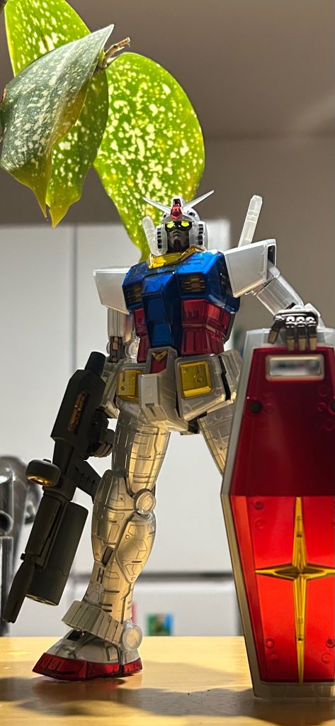 自宅キッチンにて。メーカー純正のメカニカルコアメッキを再現するにあたり、パーツ裏への塗装はキメが細かく輝度の高いシルバーを使いたかったので、今回はNAZCAカラーのピンポイントシルバー(エナメル)をエアブラシで塗装→パーツ表面にはみ出した塗料を拭き取る→艶ありクリアーで塗膜保護という工程で作業を進めました。ノーマル外装の表面とは違い裏面はかなりディテールが入っており、情報量が多めだったのでデカールは貼っていません。なお、ブルーとイエローは成形色が薄かったのでそれぞれにクリアーブルー/クリアーイエローを重ねています。